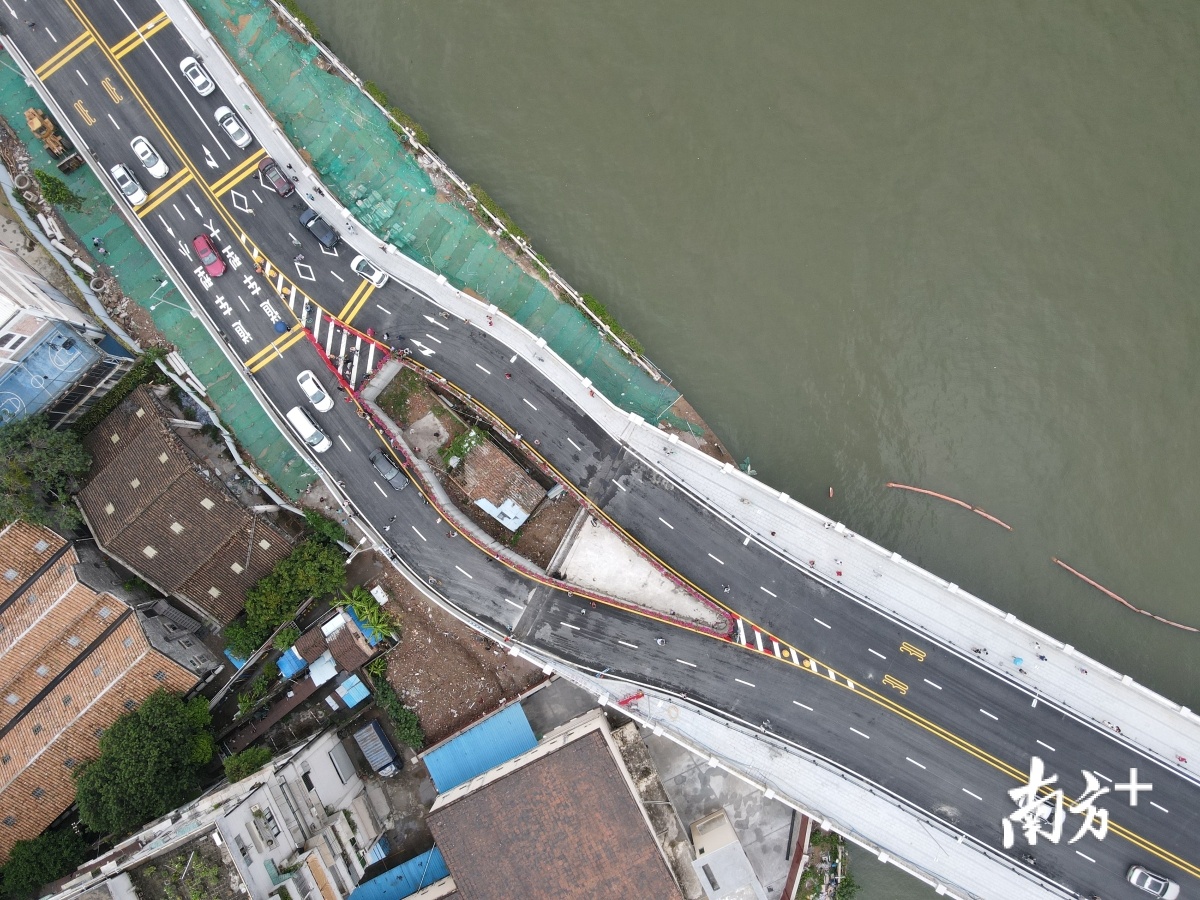 8月3日，广州海珠区环岛路海珠涌大桥正式建成开通，全长400米。然而在桥中央，一栋老旧民房“屹立”中央，将桥面“撑开”。