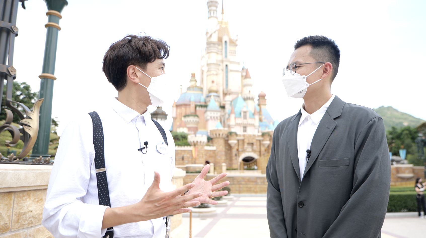 梁伟豪（左）与记者参观“奇妙梦想城堡”