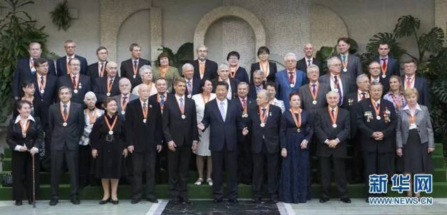 2015年5月8日，国家主席习近平在莫斯科会见俄罗斯援华专家和亲属代表。新华社记者 黄敬文 摄