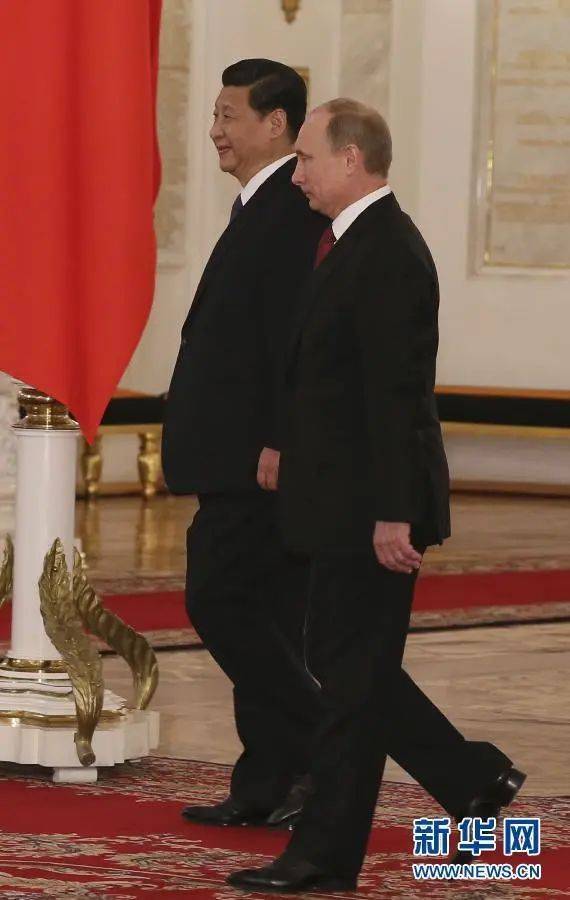 2013年3月22日，国家主席习近平在莫斯科克里姆林宫出席俄罗斯总统普京举行的欢迎仪式。新华社记者 兰红光 摄