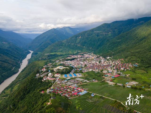 西藏墨脱县城全景。  
