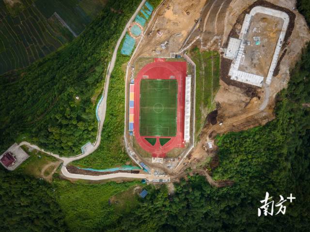 西藏墨脱，山崖上的足球场空中俯瞰图。 