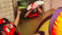 清远源潭突发洪水 民警涉水救援受困母子四人 清远源潭突发洪水 民警涉水救援受困母子四人