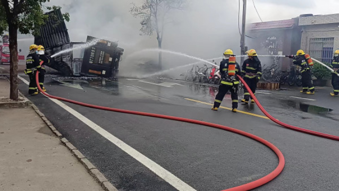 中山一货车行驶中突然爆燃！驾驶员从火中跑出 多辆电动车受损