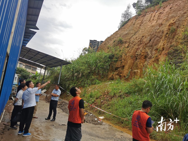 广东省地质局第三地质大队在韶关市浈江区十里亭镇金凤坪村委会开展汛期地灾防御工作。受访者供图