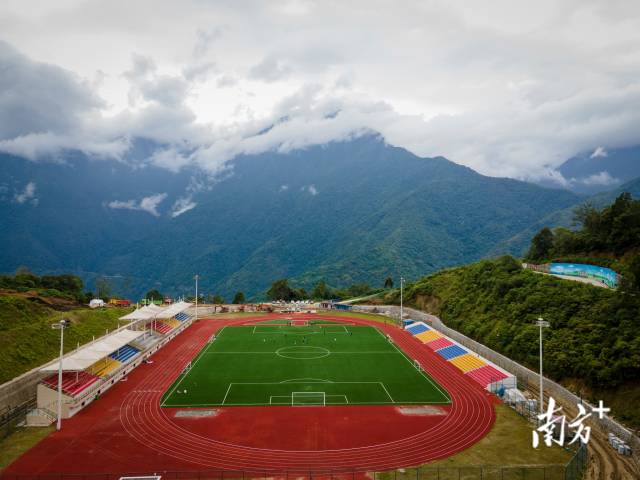 西藏墨脱足球场全景。  