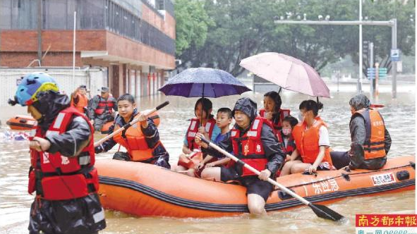 清远市阳山县小江镇黄燕村暴雨引发山体滑坡 泥石流困住老人 消防徒步营救 清远市阳山县小江镇黄燕村暴雨引发山体滑坡 泥石流困住老人 消防徒步营救