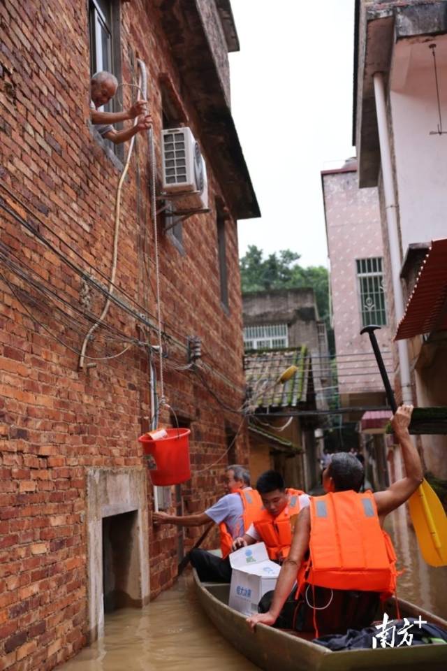 6月21日，北江水位清远段水位进一步上涨，大燕河作为北江最大支流，由于堤坝较低，水浸也更为严重。图为清远清城区大燕河旁边的茶一村、茶二村，工作人员在给受灾群众派发物质。南方日报记者 吴明 摄