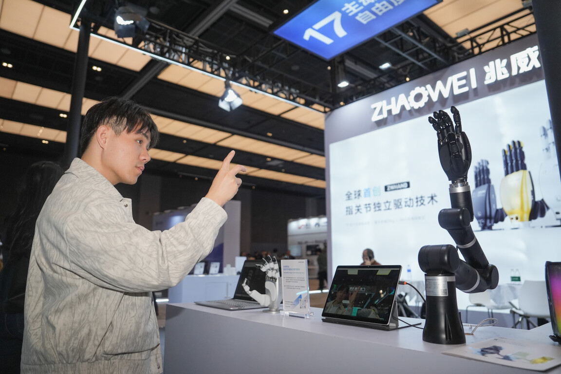 2025粤港澳大湾区人工智能和机器人产业大会开幕式。南方日报记者 张令 摄