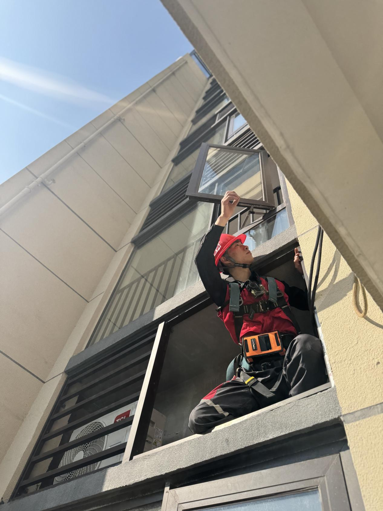 （宋刚正在27楼安装空调外机）