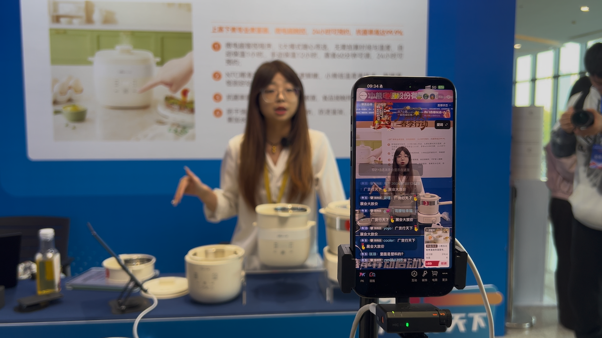 活动现场。实习生 方可为摄