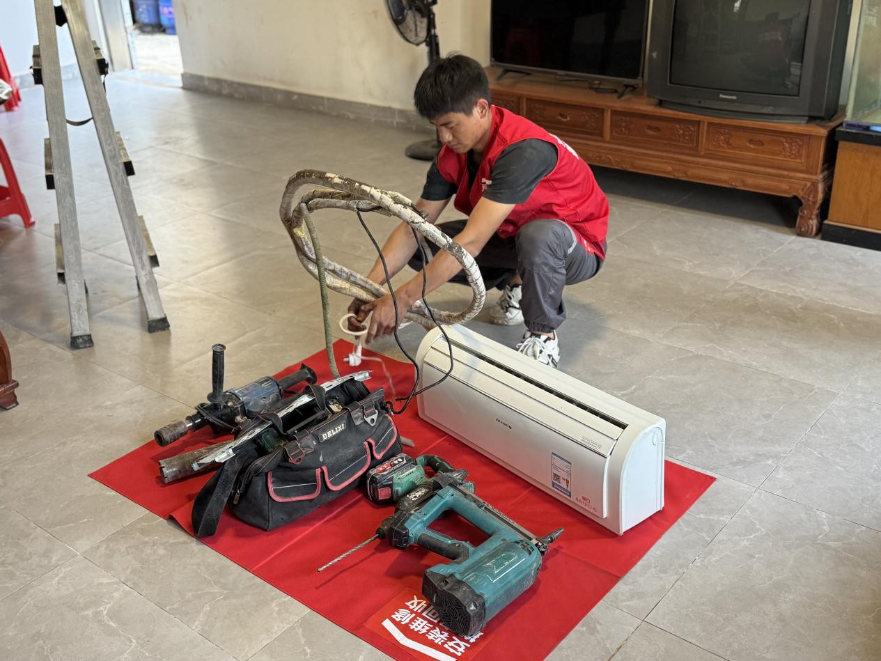 （任二黑在客户家铺设装备和工具）