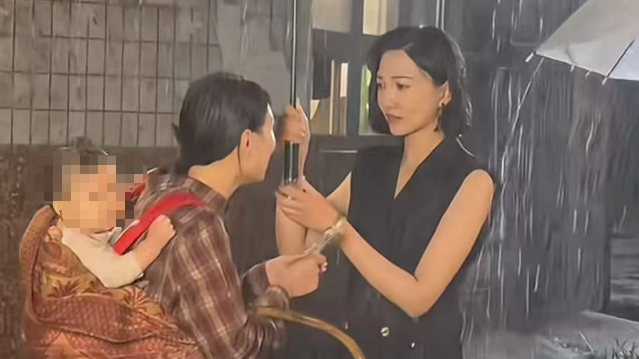 让婴儿淋雨拍戏，这样的短剧谁忍心看？