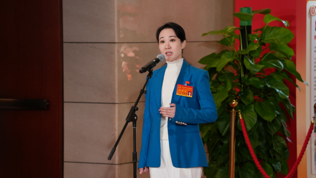 市人大代表、广州粤剧院广州红豆粤剧团团长李嘉宜在代表通道上发言。张全壮/摄