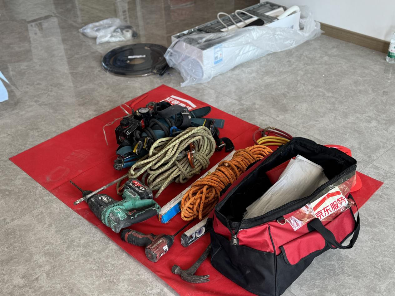 （京东为服务工程师配备齐全的装备和工具）