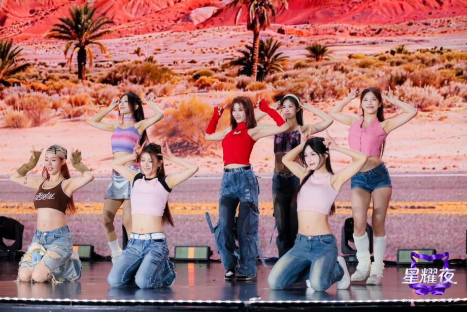 映客主播晗妮baby（中）及伴舞