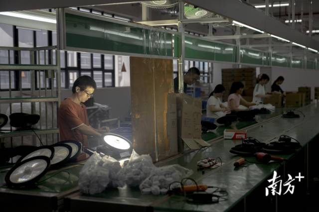 梵尔照明科技有限公司的生产线正在按计划生产。