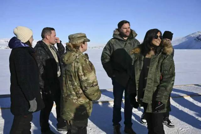 　　2025年3月28日，美国副总统万斯（右二）与夫人乌莎·万斯（右）参观皮图菲克太空基地。（视觉中国/图）