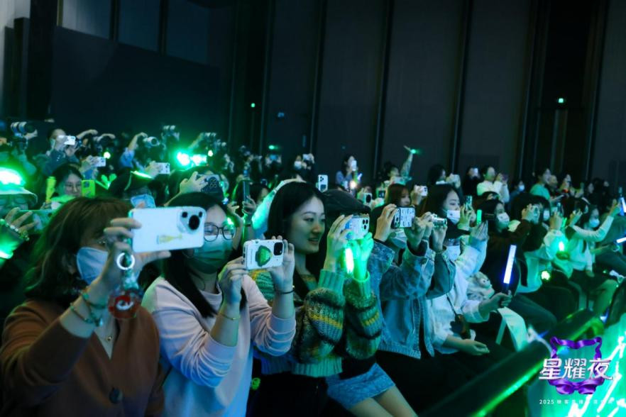 现场粉丝热情高涨