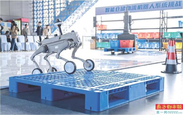 　　2025年12月26日至30日，2025机器人技能大赛在深圳举行。一台智能仓储物流机器人在比赛中挑战。 新华每日电讯供图