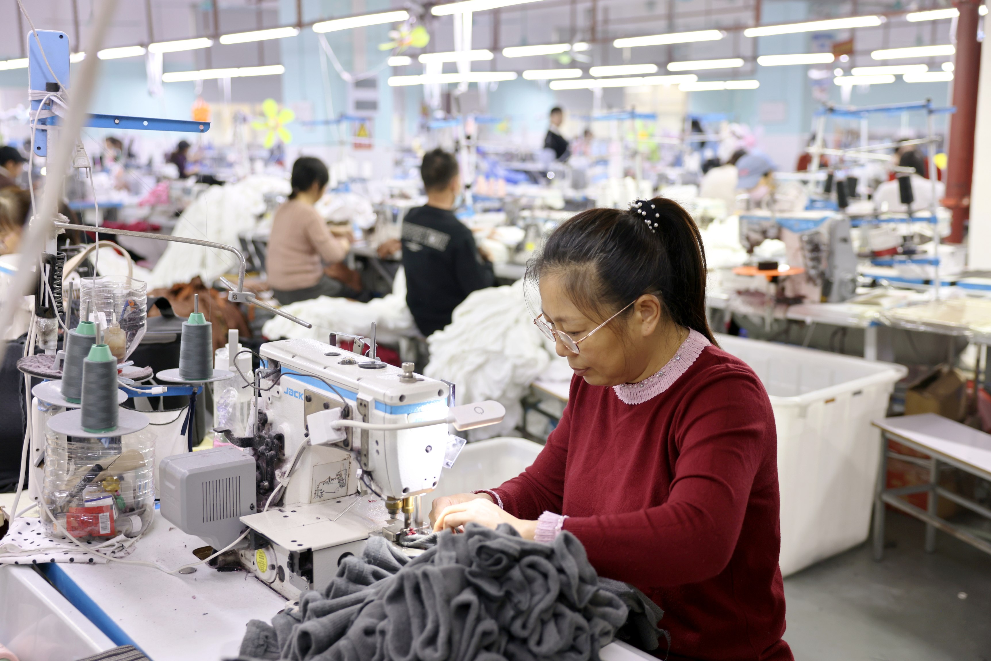 2025年12月26日，广州番禺塘步，服装老板李亚伦的工厂。郑新洽摄。