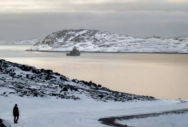 2026年1月15日，丹麦巡逻舰停泊在格陵兰首府努克附近海域。（视觉中国/图）