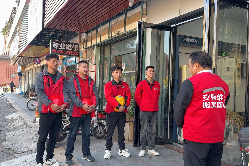 （左一为任二黑 左三为宋刚）