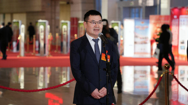 市人大代表、京信通技术（广州）有限公司高级副总裁李学锋在代表通道上发言。张全壮/摄