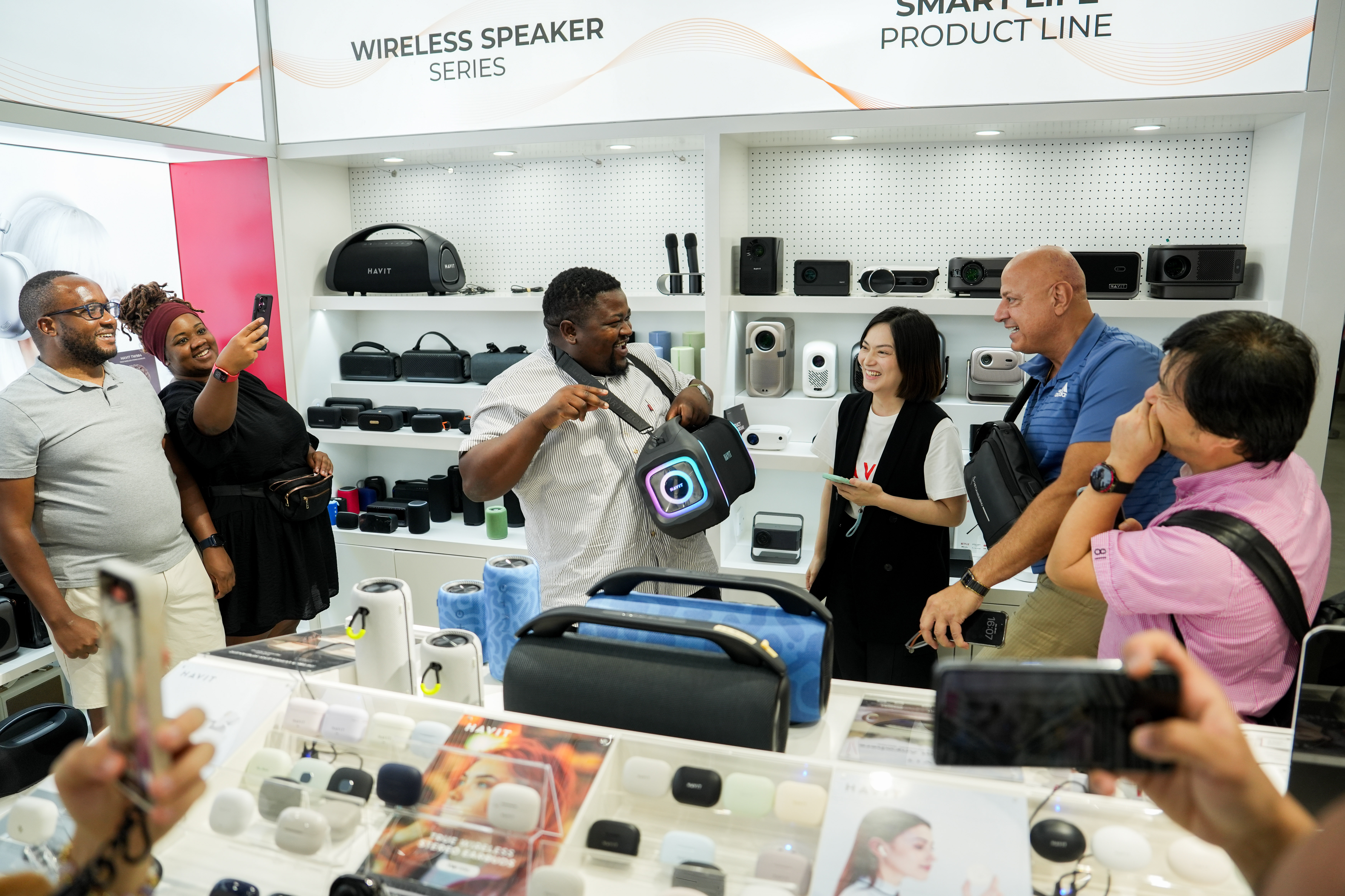 10月30日，广交会外商参观广州海葳特科技有限公司，客商挎着音响，在音乐声中跳舞。南方日报记者 张令 钟志辉 摄