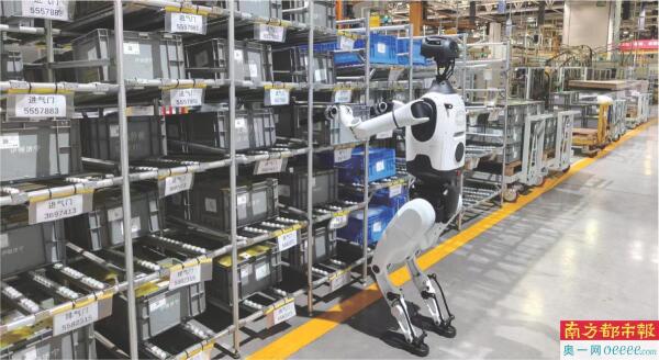 具身天工2.0在福田康明斯工厂搬运料箱。 新华社发