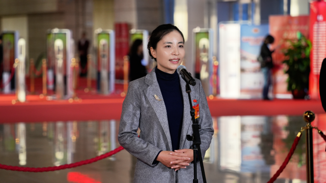 市人大代表、广州市从化思乡源花生专业合作社社长吴小丽在代表通道上发言。张全壮/摄