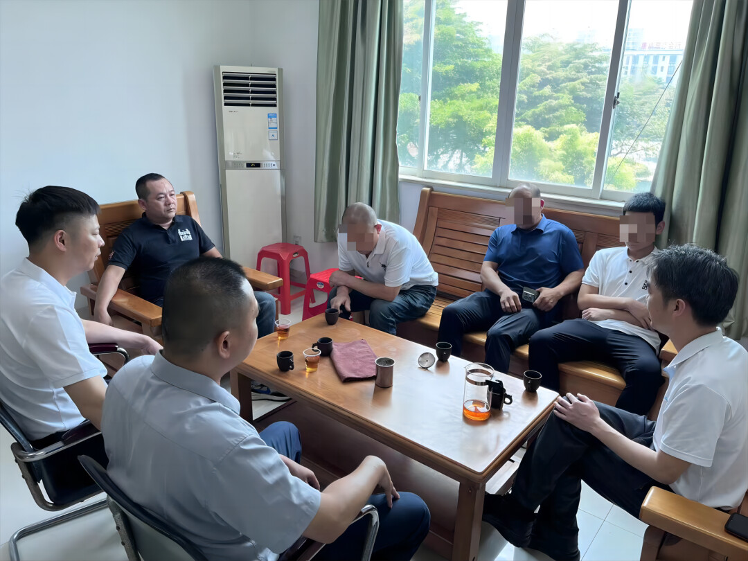 东城街道工作人员对当事人双方矛盾纠纷进行调解。