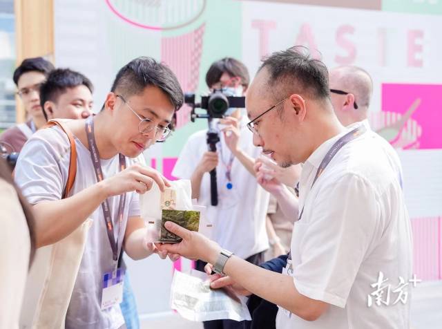 　　今年5月底，百农社国际有限公司参加了香港贸易发展局在深圳举办的“港·潮流”购物节，首次把“华御结”日式饭团带到内地市场。马国怡（右）正在邀请顾客品尝日式饭团。