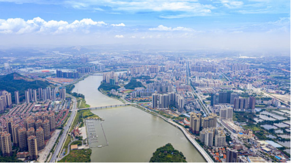 俯瞰风景优美的肇庆四会市东城街道。