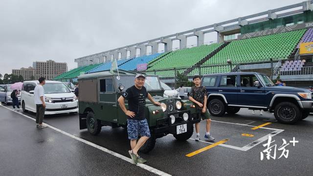 香港越野车协会创会会长江启航（左）带着儿子，开上心爱的越野车，在“港车北上”实施首日从香港前往珠海。