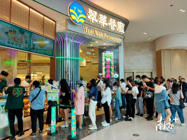 　　今年以来，翠华餐厅在广州、深圳、珠海等大湾区内地城市的分店生意复苏明显。每到饭点，餐厅门口都不少人排队等候。
