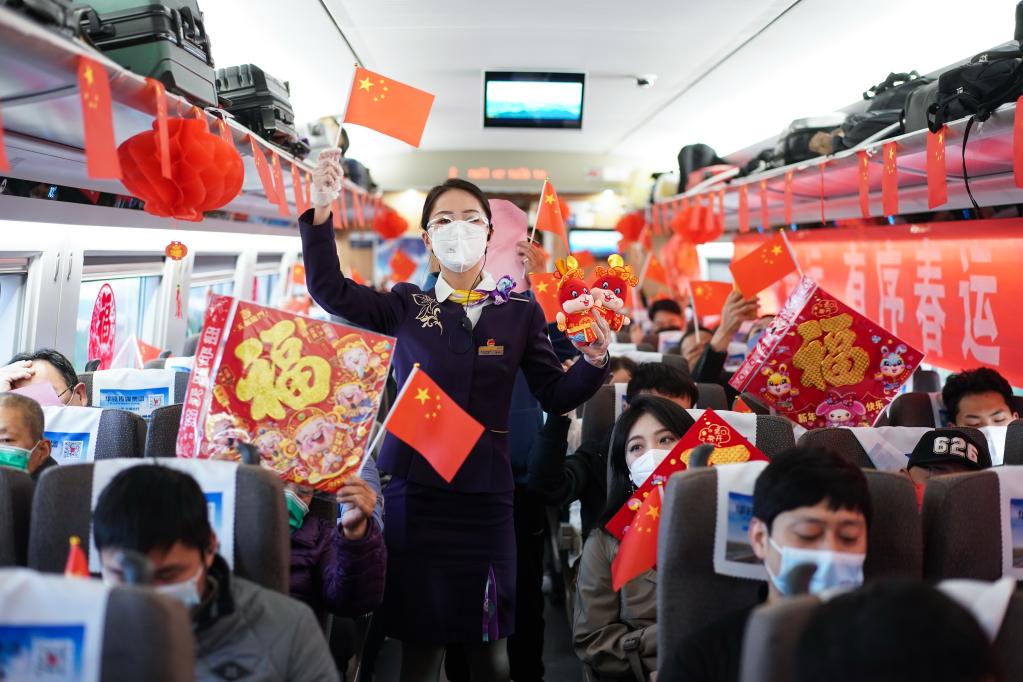1月9日，深圳一家美容企业的市场经理王磊，据统计，坐D376次列车从深圳回南昌的大学生陈洋，数量比2019年春运时增长54%。</p><p>　　在D2281次列车上，</p><p><img id=