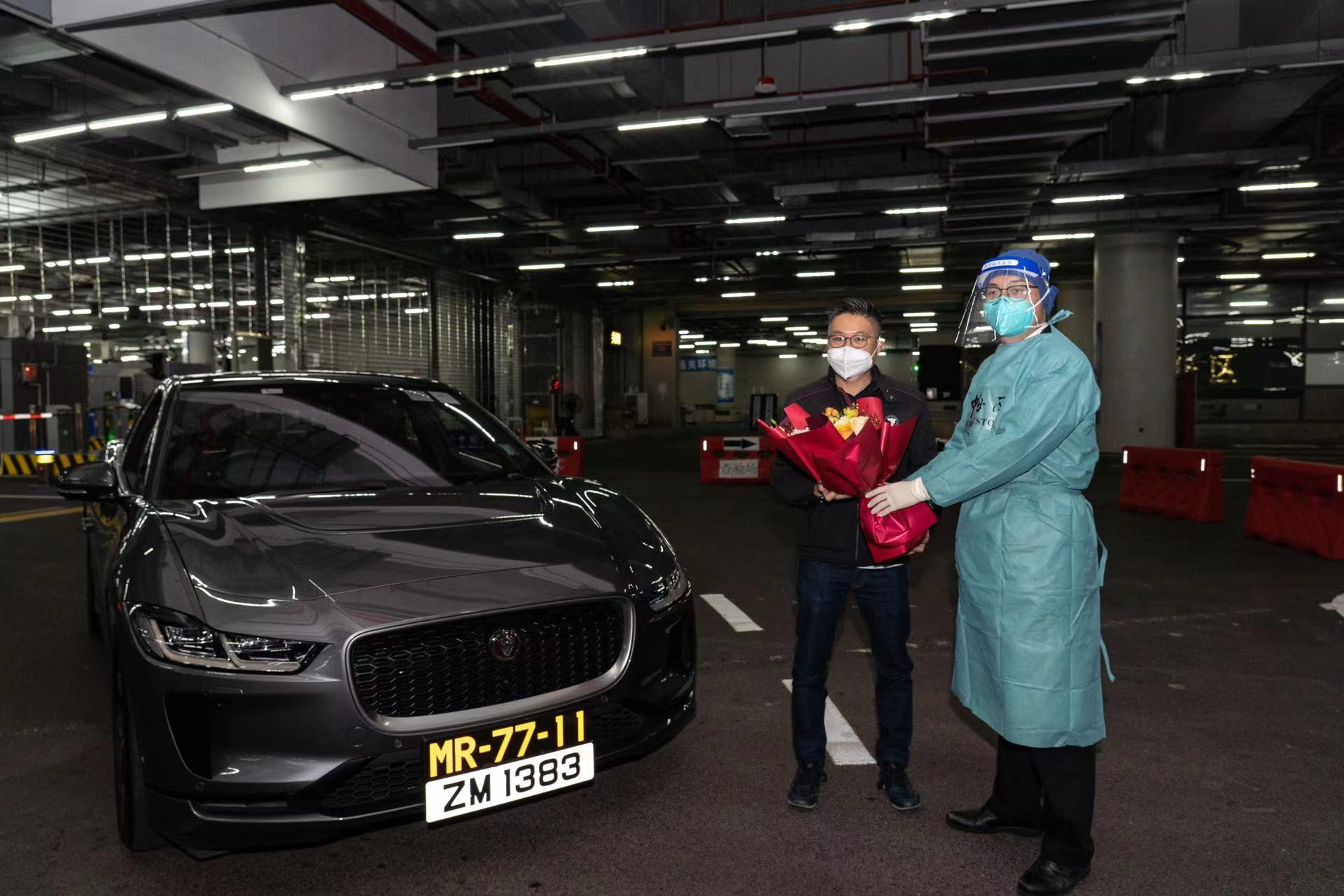 O primeiro veículo de Macau “a circular na Província de Guangdong” entra em Guangdongem menos de 1 minuto