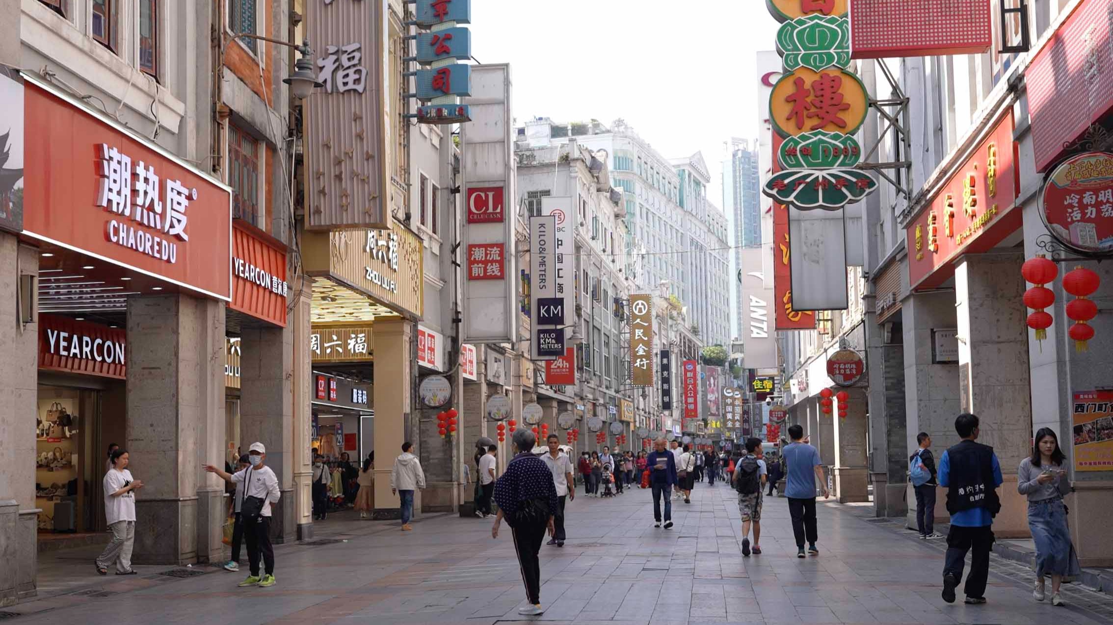 Taste Guangzhou flavors on pedestrian street