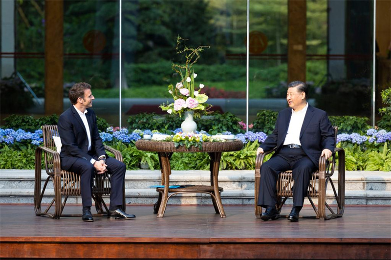 Xi Jinping e Macron realizam reunião informal na China