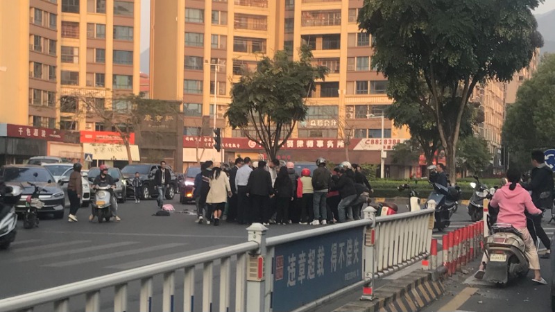 凡人微光丨云浮市民合力抬车救人，现场人员回忆惊险一幕→