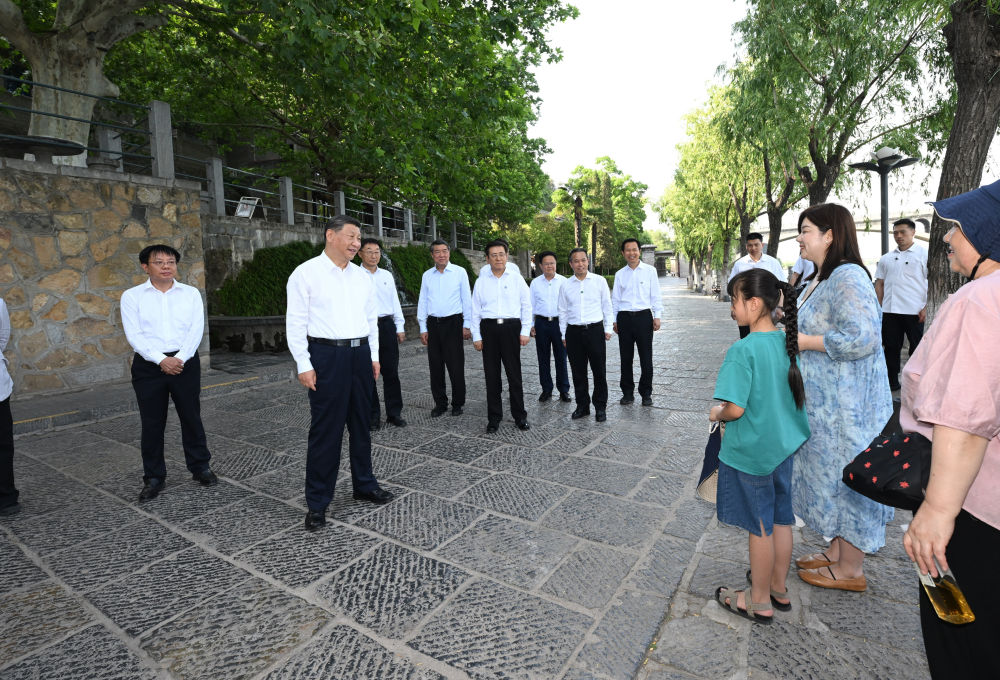 2025年5月19日，习近平总书记在洛阳龙门石窟考察时，同游客亲切交流。新华社记者 谢环驰 摄