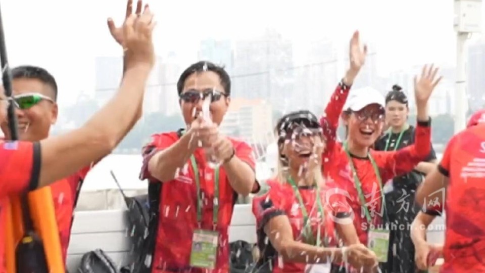 龙舟队接队友仪式感满满！ “水门礼”庆祝队友凯旋！