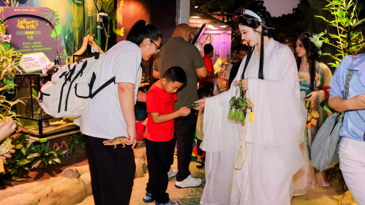 InPics | People enjoy Dragon Boat Festival holiday in Guangzhou