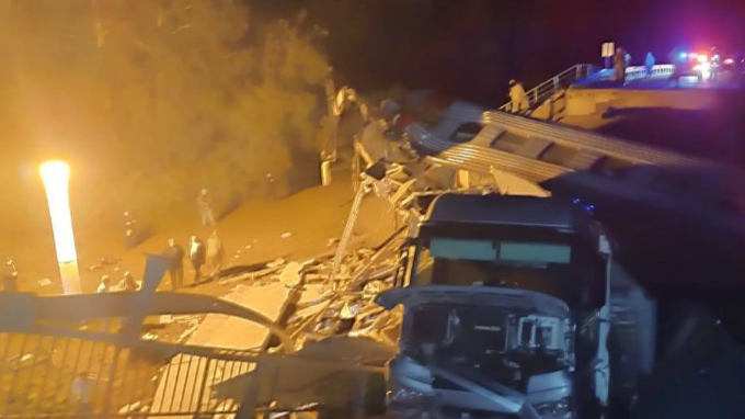 俄罗斯西部发生桥梁坍塌致火车脱轨至少7人死亡