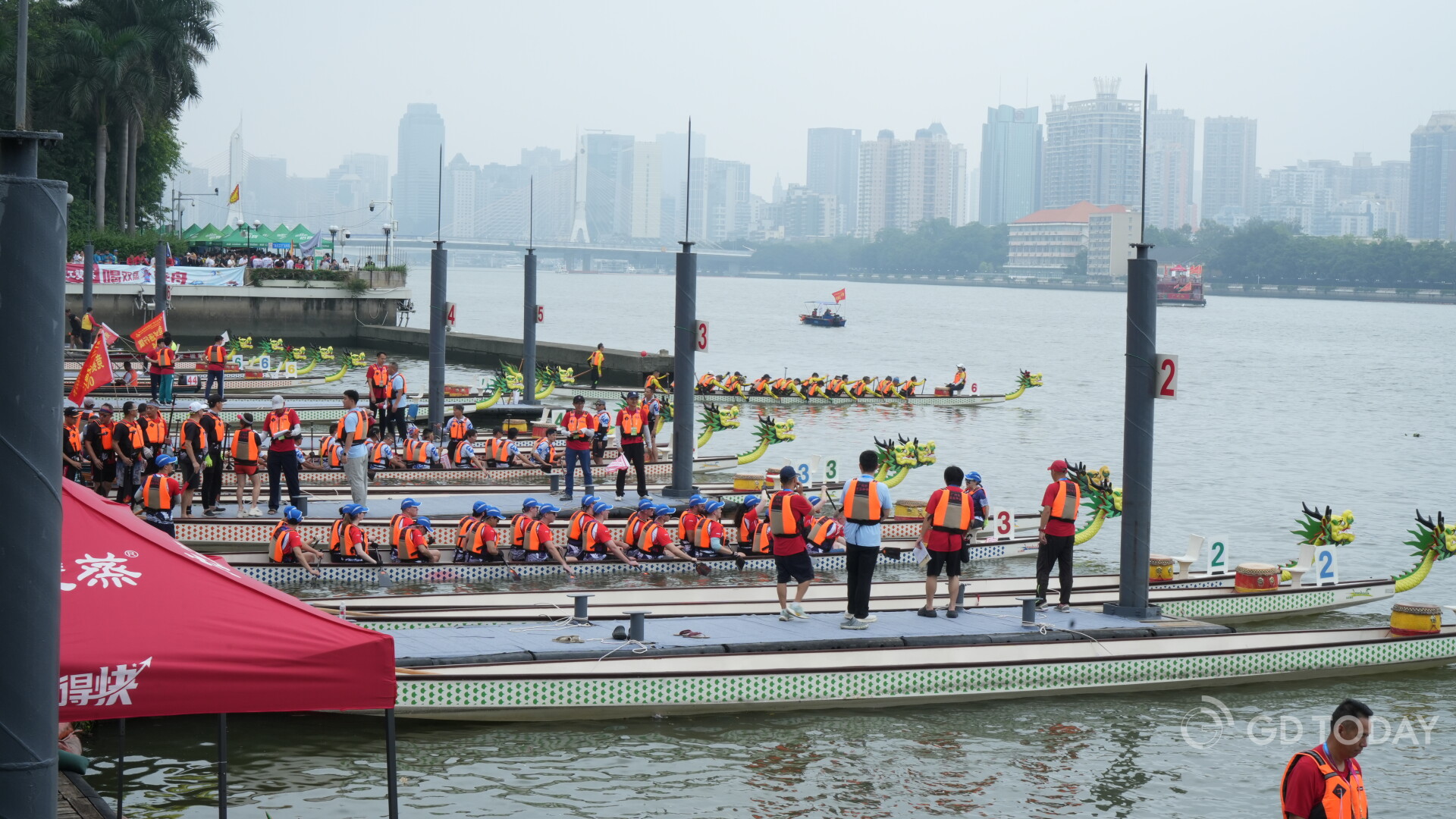 Global flock to Guangzhou waters in grand opening of dragon boat regatta