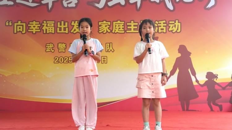 “硬核军爸”遇上“软萌军娃”，这份“八一”礼物又燃又暖！