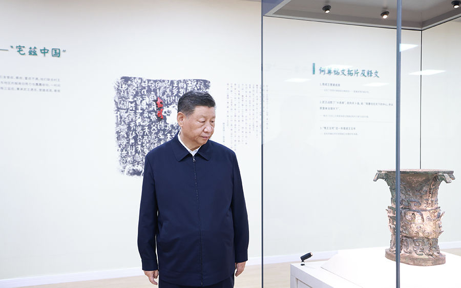2024年9月10日，习近平总书记在宝鸡市考察宝鸡青铜器博物院，了解当地加强文物保护利用等情况。新华社记者 王晔 摄