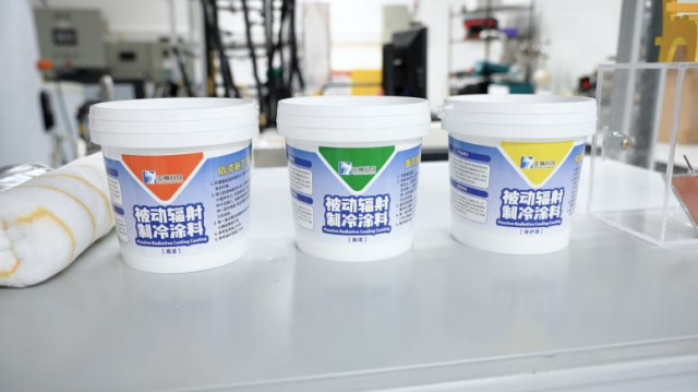 朱龙潜团队的被动辐射制冷涂料。李卓轩 摄