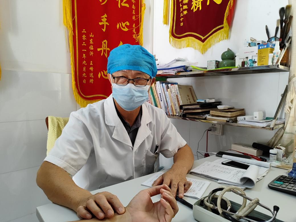 麦元春医生为患者诊治